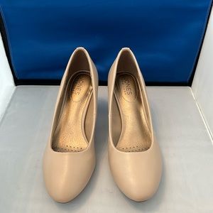 Jones, New York, women’s heel size 8 medium